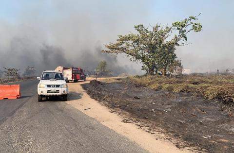 Cierran carretera Las Matas por incendio en el pantano