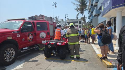 Norte atrapa a familia en escollera de Veracruz; PC la rescata