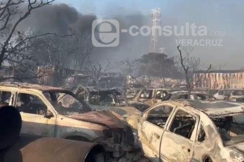 Voraz incendio consume vehículos de un corralón