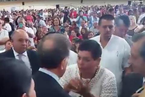 Yunes Linares deja esperando a los maestros, y lo abuchean