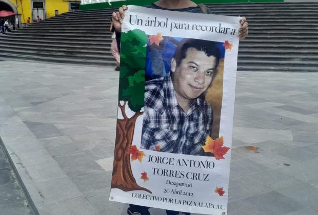 Catorce años sin Jorge: madre protesta en Plaza Lerdo de Xalapa