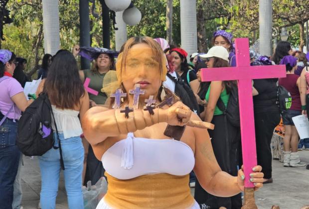 No murió, la mató: grito de mujeres retumba en marcha del 8M en Veracruz