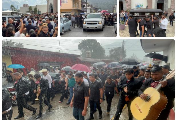 Decenas despiden a Zenyazen Escobar en su sepulcro en Río Blanco