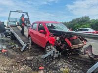 Barrera metálica atraviesa automóvil tras accidente en Coatza