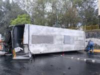 Autobús de línea Miradores vuelca en Lázaro Cárdenas, en Xalapa