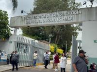 Cecan sin insumos; familiares de pacientes protestan en Xalapa