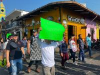 Locatarios de mercado en Coatepec protestan por ambulantaje