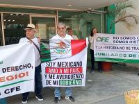 Jubilados de CFE protestan por recorte a pensiones en Córdoba 