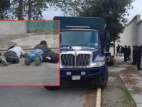 Aseguran tráiler con más de 200 migrantes en corralón de Xalapa