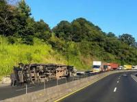 Muere operador de tráiler tras volcadura en la autopista Xalapa-Perote