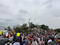Pescadores bloquean puente de Tuxpan; piden apoyo tras derrame