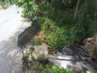Advierten riesgo por socavón en carretera de Emiliano Zapata