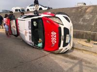 Taxista resulta lesionada tras volcadura en Coatzacoalcos
