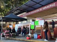 Trabajadores del Programa Vasconcelos bloquean la SEV en Xalapa