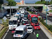 Tráfico vehicular en Xalapa persiste pese a nuevos puentes